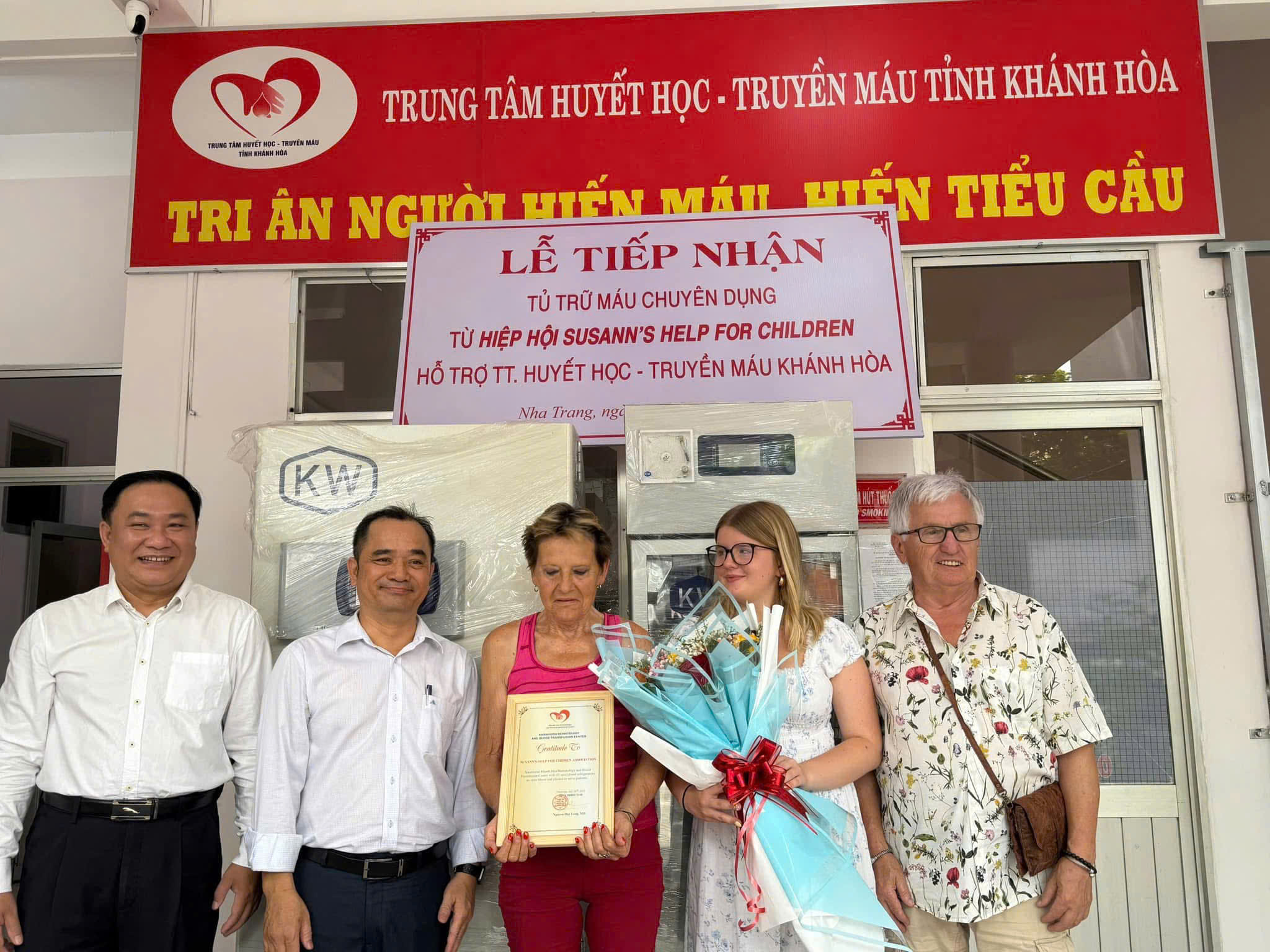 LỄ TIẾP NHẬN: Tủ trữ máu chuyên dụng